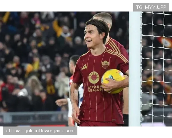 特写：迪巴拉任意球破门后指向天空，悼念逝世的前青年队教练